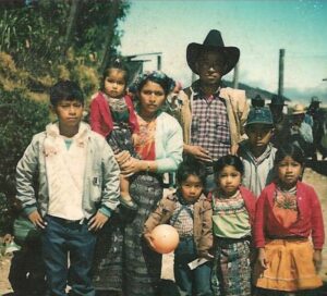 Marcos Antil de niño junto a su familia en Santa Eulalia, Huehuetenango